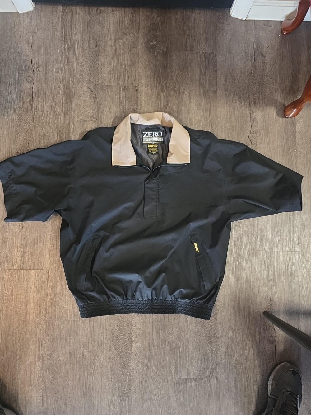 Black Short-Sleeve Pullover Jacket with Contrast Collar